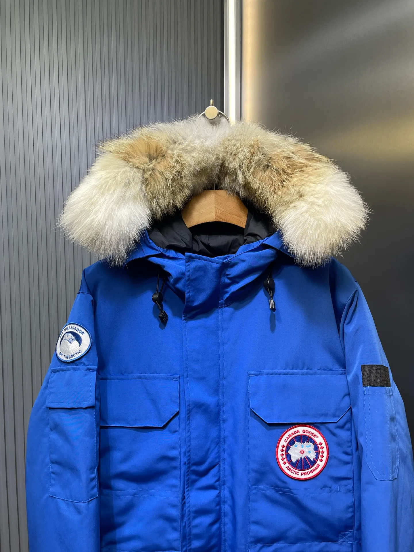 P910 special version 🌟 🇨🇦CANADA GOOES 24 new models 08 models/couple models Factory direct supply: supplying global purchasing agents, micro-business, entities, Tmall, high-end stalls and studio cooperation, free shipping! Canada Goose Expedition Parka 2008 is the same style for men and women. It is mid-length and the most timeless classic. All Arctic and Antarctic scientific expedition teams choose Canada Goose as their cold-proof equipment. It is the Rolls-Royce of down jackets. ➖ Industry-leading anti-counterfeiting chip sensing. ➖ Imported Behringer embroidery machines and customized embroidery labels, the highest level and industry leading. ➖ Imported Korean 21-count polyester-cotton blended original fabric, TC85 waterproof coated fabric, water-repellent, windproof and wear-resistant. ➖ The new national standard 80 white duck down is filled with an average of 520 grams of down. The amount of down filled is industry-leading. ➖ 100% nylon lining with double double-layer sealing design to prevent velvet running, and seamless thread design on the cuffs! ➖ Western Canadian Green Wolf Collar. ➖ Yoshida YKK provides original factory-customized electroplated sliders. YKK two-way lockable zippers are tight and smooth and do not peel off paint. ➖ 3M composite Velcro is durable and the accessories and hardware are all custom-made. Note: Our copywriting is only simple and clear. Instead of bragging about the copywriting, it is better to compare and understand with samples. Only for the purest goose, the most dedicated, the most professional, the highest quality, the highest cost performance!  Size:XS-XXL